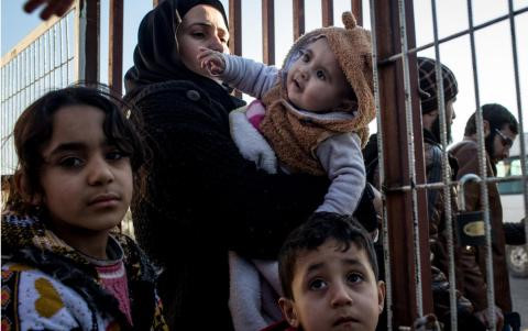 Người tị nạn chờ đợi tại khu vực bi&ecirc;n giới Syria-Thổ Nhĩ Kỳ, theo tình hình chi&ecirc;́n sự Syria 