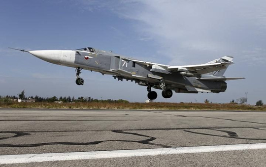 Một m&aacute;y bay Su-24 của Nga cất c&aacute;nh tại căn cứ gần TP Latakia - Syria