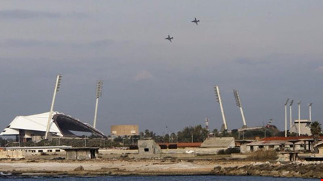 M&aacute;y bay Nga bay tr&ecirc;n bầu trời TP Latakia, Syria, theo t&igrave;nh h&igrave;nh chiến sự Syria mới nhất 
