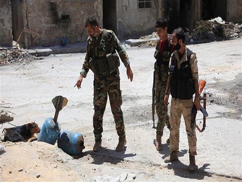 Binh sĩ qu&acirc;n đội Syria kiểm tra những quả rocket tự chế chưa nổ sau khi gi&agrave;nh lại được quyền kiểm so&aacute;t khu vực Khalidiya ở Aleppo , theo t&igrave;nh h&igrave;nh chiến sự Syria mới nhất 
