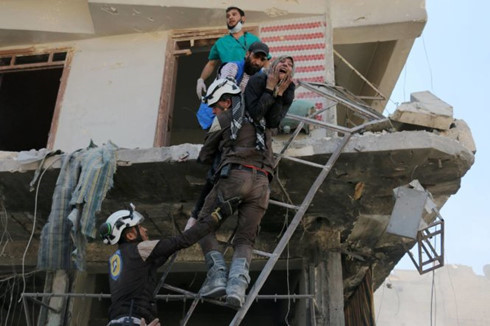 C&aacute;c t&igrave;nh nguyện vi&ecirc;n ở Syria cứu người d&acirc;n ra khỏi một t&ograve;a nh&agrave; đổ n&aacute;t tại Aleppo, theo tình hình chi&ecirc;́n sự Syria mới nh&acirc;́t 