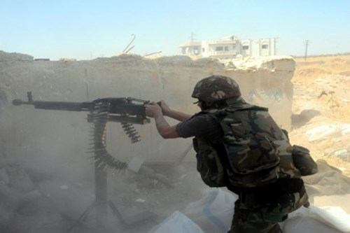 Một binh l&iacute;nh thuộc lực lượng qu&acirc;n đội ch&iacute;nh phủ Syria