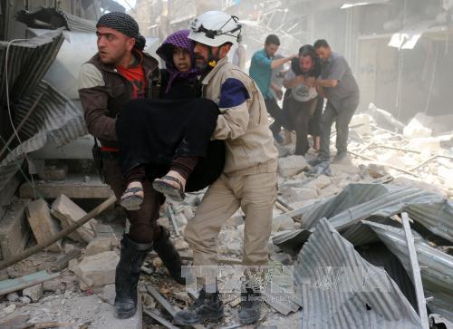 Sơ t&aacute;n người bị thương khỏi hiện trường một vụ kh&ocirc;ng k&iacute;ch ở Aleppo, theo tình hình chi&ecirc;́n sự Syria mới nh&acirc;́t 