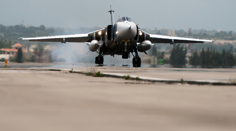 Chiến đấu cơ Su-24 của Nga cất c&aacute;nh từ căn cứ kh&ocirc;ng qu&acirc;n tại Syria
