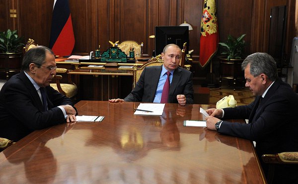 Tổng thống Putin trong cuộc họp với Bộ trưởng Quốc ph&ograve;ng v&agrave; Ngoại giao Nga tại Kremlin ng&agrave;y 14/3 (Ảnh: RT