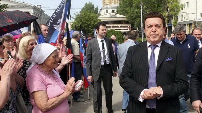 Ca sĩ Iosif Kobzon (phải) từng nhiều lần tuy&ecirc;n bố hỗ trợ cho qu&acirc;n ly khai th&acirc;n Nga