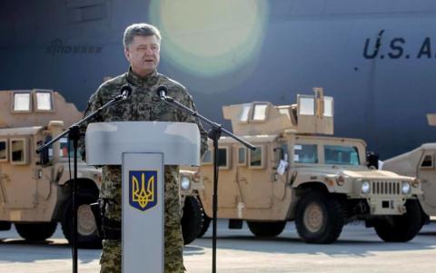 Tổng thống Ukraine Petro Poroshenko trong buổi tiếp nhận l&ocirc; xe Humvee đầu ti&ecirc;n từ Mỹ