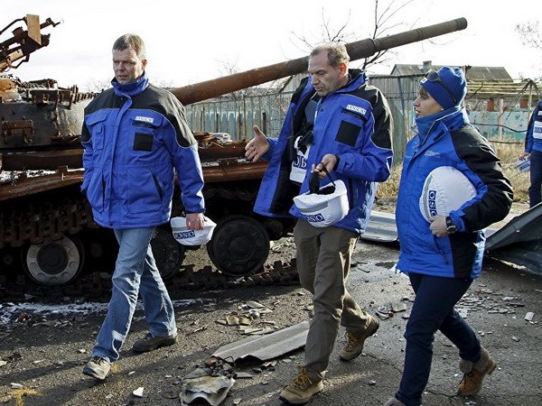 T&igrave;nh h&igrave;nh Ukraine mới nhất cho biết c&aacute;c quan s&aacute;t vi&ecirc;n OSCE bị bắn tại miền Đ&ocirc;ng Ukraine