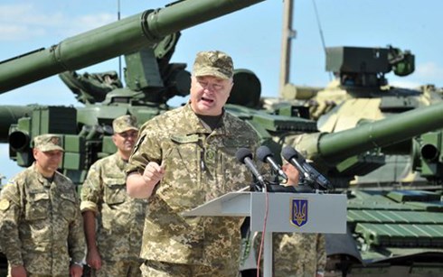Tổng thống Ukraine Poroshenko đọc diễn văn trước qu&acirc;n đội h&ocirc;m 22/8