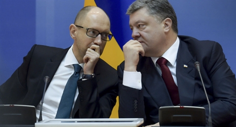 Thủ tướng Ukraine Yatsenyuk v&agrave; Tổng thống Poroshenko