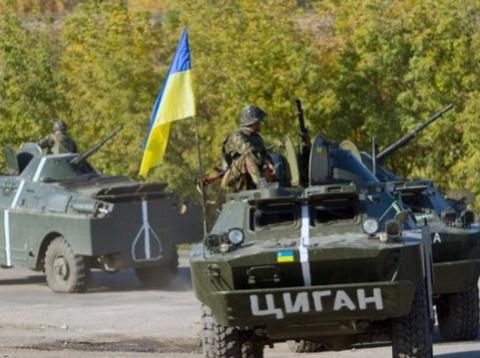Xe qu&acirc;n sự Ukraine tuần tra ở tỉnh Donetsk 