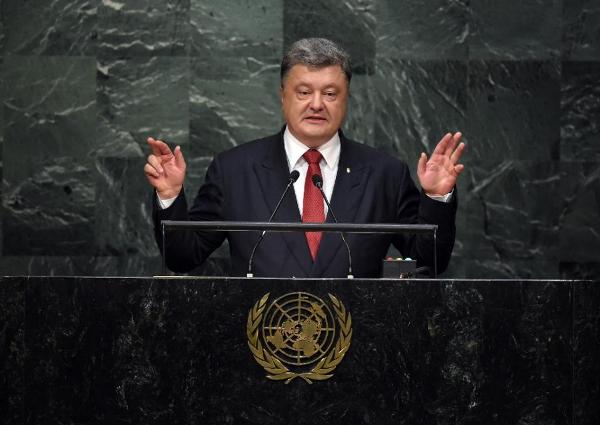 Tổng thống Ukraine Petro Poroshenko bỏ phiếu trong cuộc bầu cử địa phương ở thủ đ&ocirc; 