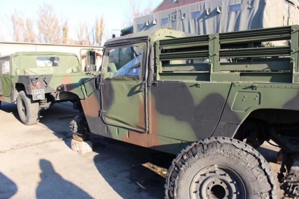 Một chiếc Humvee đ&atilde; m&ograve;n lốp ở Ukraine