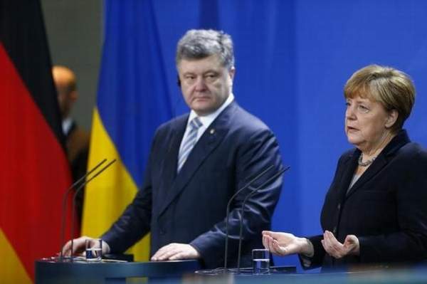 Tổng thống Ukraine Poroshenko v&agrave; nữ Thủ tướng Đức Merkel tại cuộc họp b&aacute;o ng&agrave;y 1/2