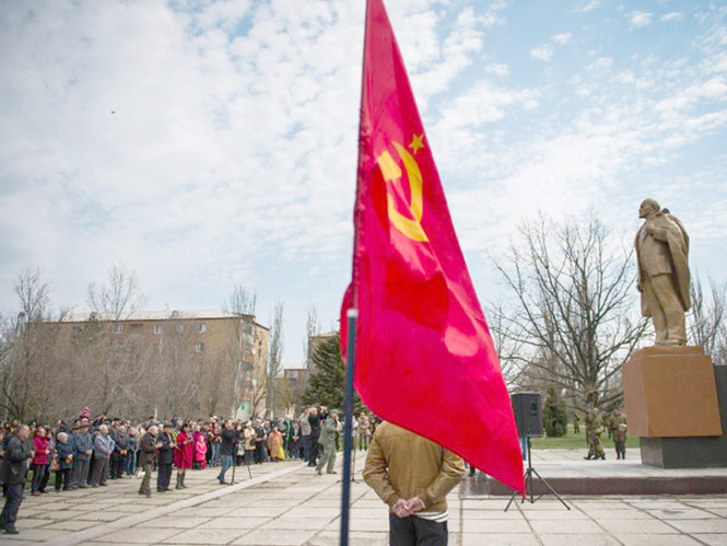 Tượng Lenin v&agrave; cờ Li&ecirc;n X&ocirc; được người d&acirc;n duy tr&igrave; ở Donetsk