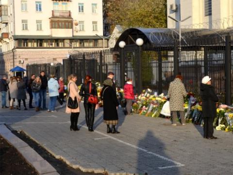 Người d&acirc;n Ukraine đặt hoa trước Đại sứ qu&aacute;n v&agrave; Tổng l&atilde;nh sứ qu&aacute;n Nga ở Ukraine