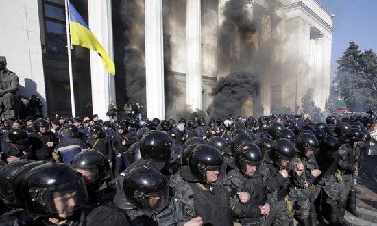 Ukraine bắt 2 quan chức cấp cao sau bạo loạn ở thủ đ&ocirc;