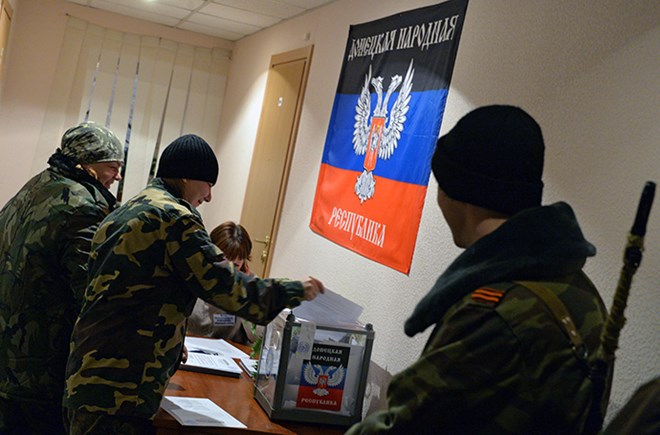 Tổng thống Ukraine th&ocirc;ng b&aacute;o về việc ho&atilde;n bầu cử ở Donbass