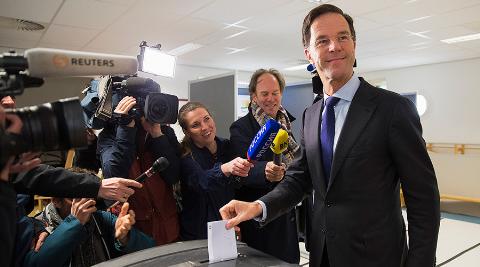 Thủ tướng H&agrave; Lan Mark Rutte tham gia cuộc trưng cầu &yacute; d&acirc;n ng&agrave;y 6/4