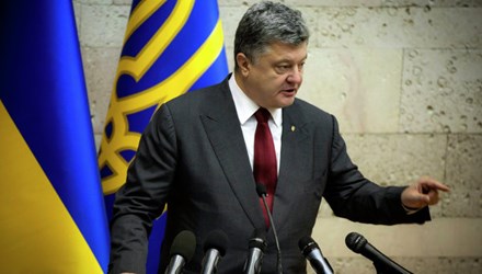 T&igrave;nh h&igrave;nh Ukraine mới nhất cho biết Tổng thống Petro Poroshenko khẳng định, b&aacute;n đảo Crimea l&agrave; của Ukraine