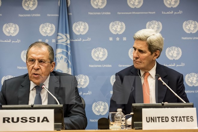 Ngoại trưởng Nga Sergey Lavrov (phải) và Ngoại trưởng Mỹ John Kerry tại New York ngày 18/12 Ngoại trưởng Nga Sergey Lavrov (phải) và Ngoại trưởng Mỹ John Kerry tại New York ngày 18/12