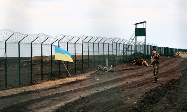 Ukraine dựng h&agrave;ng r&agrave;o th&eacute;p gai đề ph&ograve;ng Nga