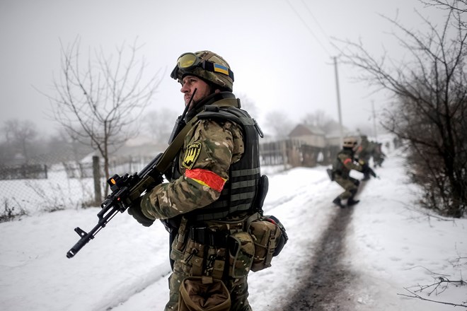 Binh l&iacute;nh ch&iacute;nh phủ Ukraine tuần tra tại l&agrave;ng Orekhovo ở v&ugrave;ng Luhansk