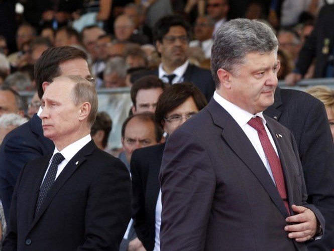 Tổng thống Nga Vladimir Putin v&agrave; Tổng thống Ukraine Petro Poroshenko tại hội nghị thượng đỉnh về kh&iacute; hậu vừa qua ơ Paris, Ph&aacute;p