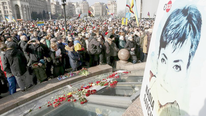 Người d&acirc;n Ukraine biểu t&igrave;nh ở thủ đ&ocirc; Kiev ng&agrave;y 6.3 đ&ograve;i trả tự do cho nữ phi c&ocirc;ng Nadezhda Savchenko 