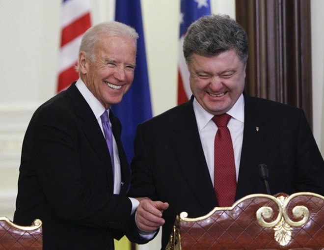 Ph&oacute; Tổng thống Mỹ Joe Biden v&agrave; Tổng thống Ukraine Poroshenko