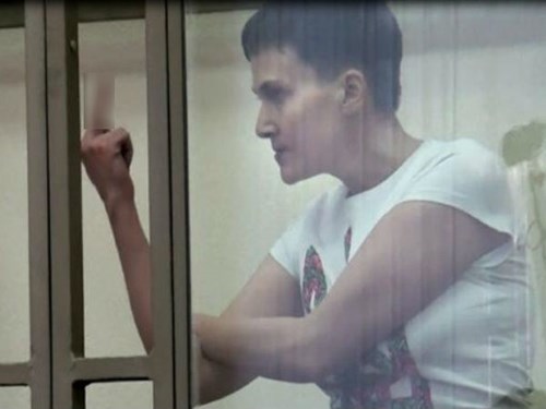 Nadiya Savchenko với n&eacute;t mặt đầy căm phẫn, v&agrave; h&agrave;nh động giơ 'ng&oacute;n tay thối' tại t&ograve;a ng&agrave;y 9/3