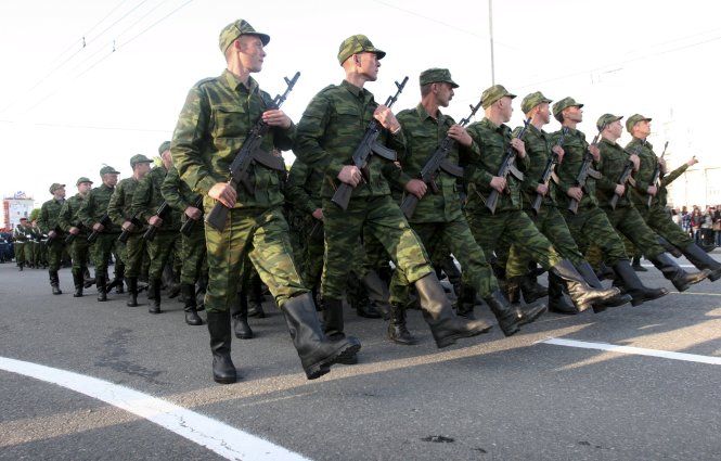 C&aacute;c tay s&uacute;ng thuộc lực lượng ly khai ở miền đ&ocirc;ng Ukraine diễu binh tại Donetsk
