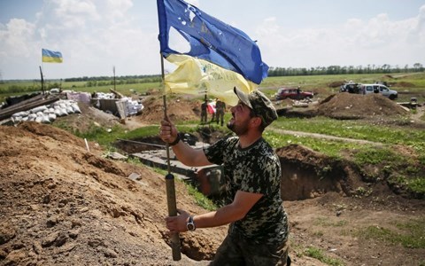 Người d&acirc;n Ukraine qu&aacute; 'ng&aacute;n ngẩm' với xung đột ở Donbass