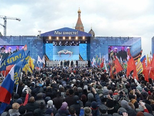 Người d&acirc;n Crimea tham gia một cuộc biểu t&igrave;nh ủng hộ s&aacute;p nhập v&agrave;o Nga