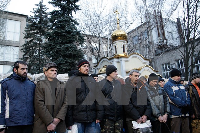 C&aacute;c qu&acirc;n nh&acirc;n Ukraine chờ đợi tiến tr&igrave;nh trao đổi ở gần Donetsk, miền Đ&ocirc;ng Ukraine 