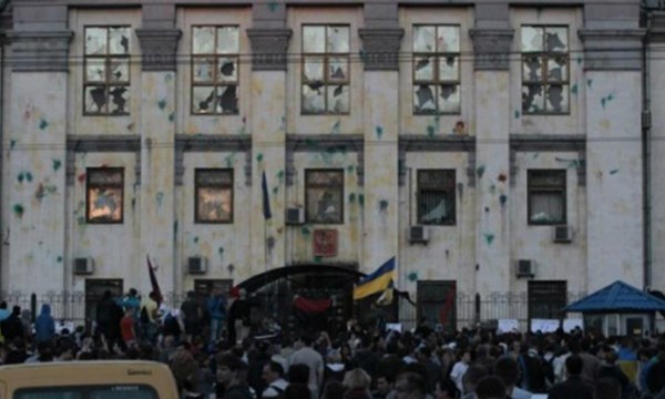 Th&agrave;nh phần qu&aacute; kh&iacute;ch tại Ukraine tấn c&ocirc;ng l&atilde;nh sự qu&aacute;n Nga tại Kharkiv