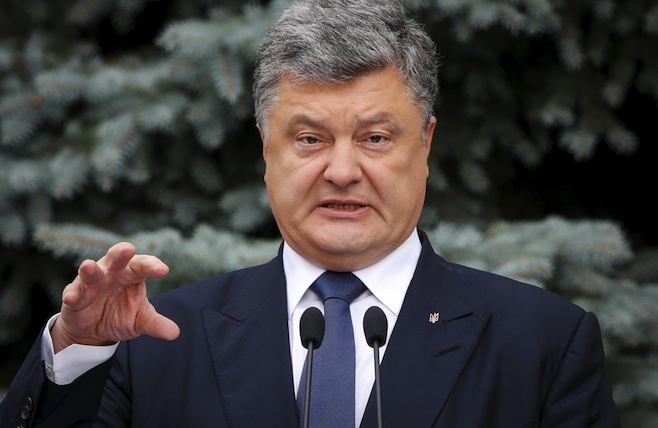 T&igrave;nh h&igrave;nh Ukraine mới nhất cho biết Tổng thống Poroshenko y&ecirc;u cầu tước vũ kh&iacute; của phe cực hữu