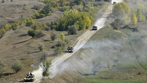 Kiev rút xe tăng khỏi miền Đông Ukraine Kiev rút xe tăng khỏi miền Đông Ukraine