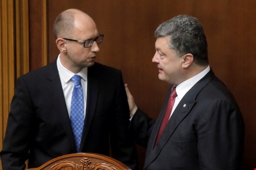 Cặp đ&ocirc;i Poroshenko-Yatseniuk vẫn ch&acirc;y &igrave; trong chiến dịch chống tham nhũng ở mọi cấp