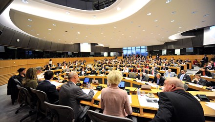 EU sẽ duy tr&igrave; lệnh trừng phạt Nga đến hết năm 2015
