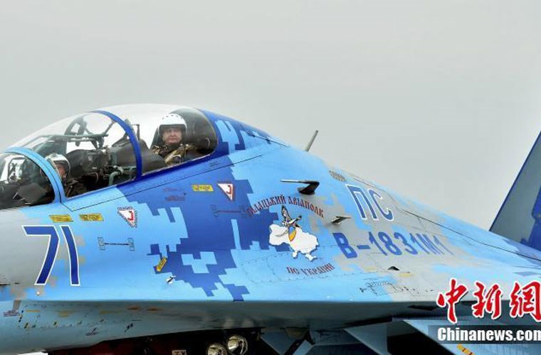 Tổng thống Ukraine đ&iacute;ch th&acirc;n ngồi tr&ecirc;n chiến đấu cơ Su-27 tại khu vực Zaporizhya 
