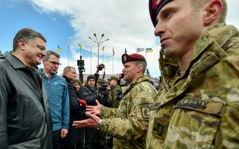 Tổng thống Ukraine - &ocirc;ng Poroshenko (tr&aacute;i) thăm một đơn vị qu&acirc;n đội