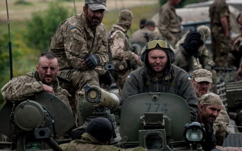 Binh sĩ Ukraine l&aacute;i xe tăng tiến v&agrave;o miền Đ&ocirc;ng Ukraine