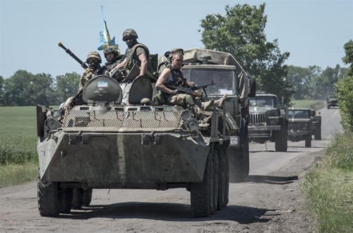 Đo&agrave;n xe qu&acirc;n sự Ukraine di chuyển gần Donetsk h&ocirc;m 7/6