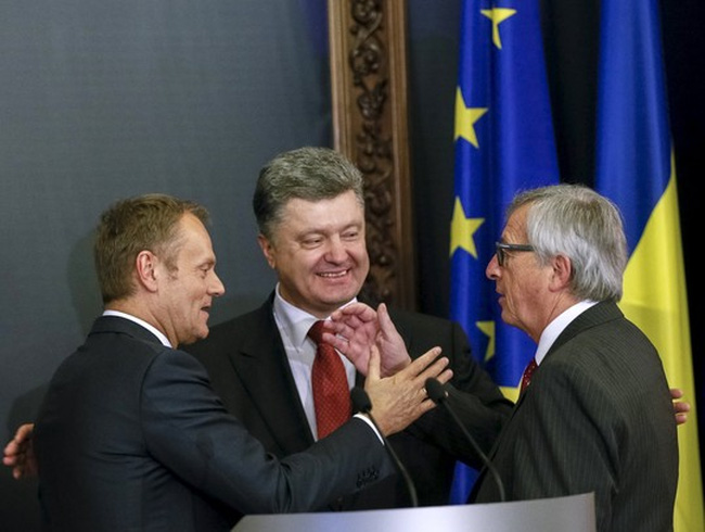 Chủ tịch Hội đồng ch&acirc;u &Acirc;u Donald Tusk (tr&aacute;i), Chủ tịch Ủy ban ch&acirc;u &Acirc;u Jean-Claude Juncker (phải)v&agrave; Tổng thống Ukraine Petro Poroshenko