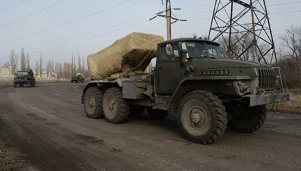 T&igrave;nh h&igrave;nh Ukraine mới nhất cho biết phe ly khai đ&atilde; sẵn s&agrave;ng r&uacute;t vũ kh&iacute; hạng nặng tầm cỡ dưới 100 mm khỏi chiến tuyến