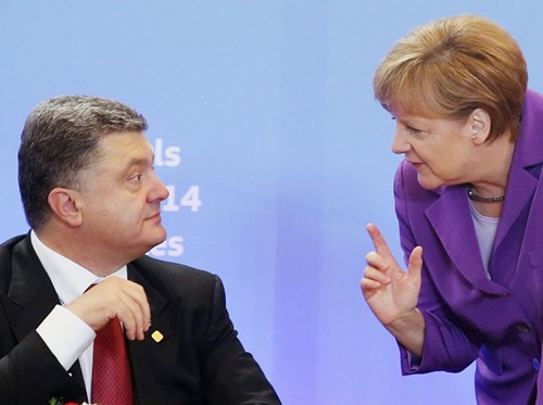 Tổng thống Ukraine Petro Poroshenko v&agrave; Thủ tướng Đức Angela Merkel