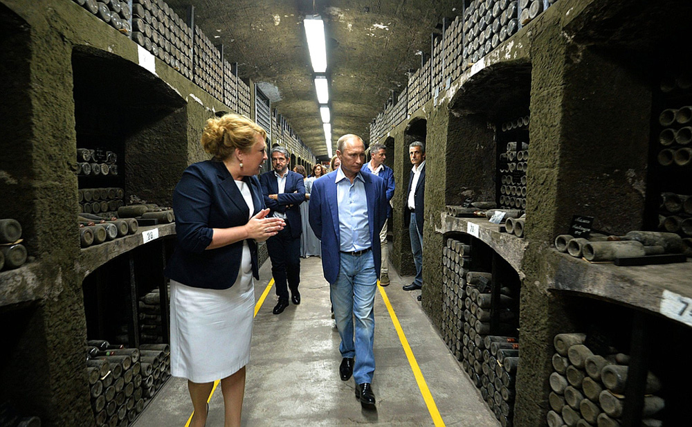 &Ocirc;ng Putin tham quan hầm rượu của nh&agrave; m&aacute;y Massandra ở Yalta, Crimea ng&agrave;y 11/9