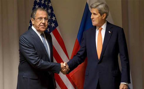 Ngoại trưởng Nga Sergei Lavrov (tr&aacute;i) bắt tay với Ngoại trưởng Mỹ John Kerry