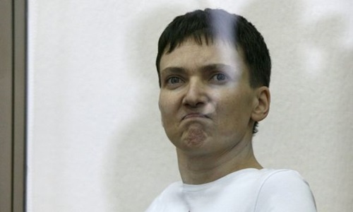 Phi c&ocirc;ng Ukraine Nadia Savchenko trong buồng bị c&aacute;o